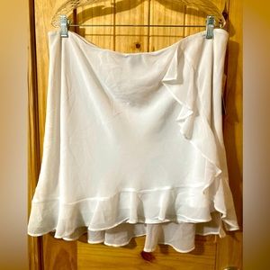 NWT - Wild Fable size XXL faux-wrap white crepe skirt with ruffles